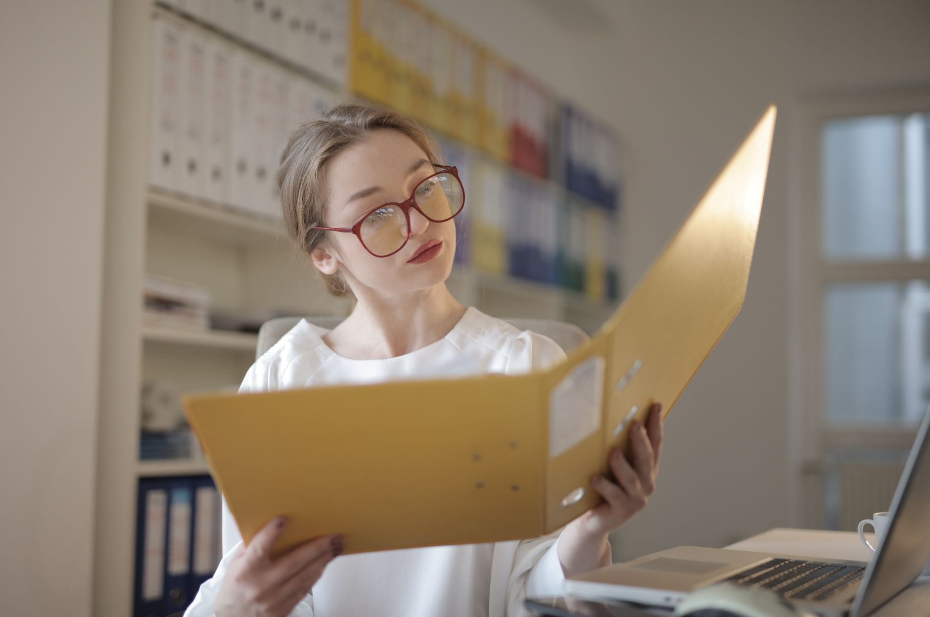 Responsable RH consultant un dossier de conformité au bureau