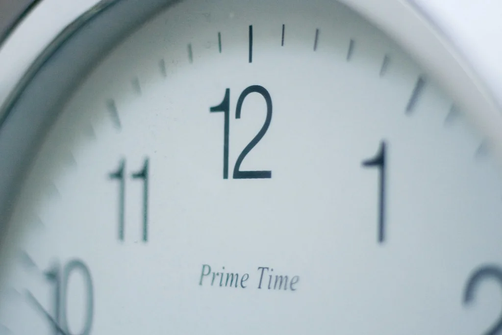 Gros plan sur une horloge de pointage utilisée pour le suivi du temps de travail